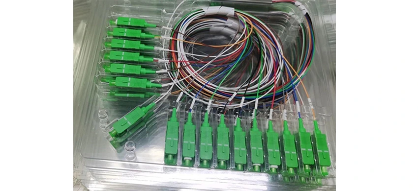 Kuituoptinen miniteräsputki-PLC-haaroitin 1x16 SC/APC
